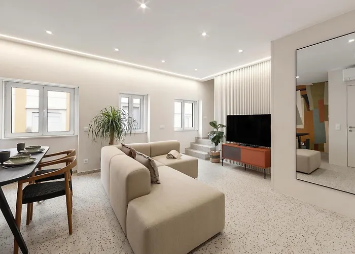 The Great Rose Retreat Nazaré