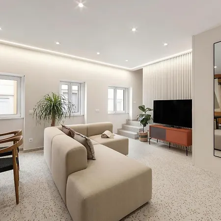 The Great Rose Retreat Nazaré