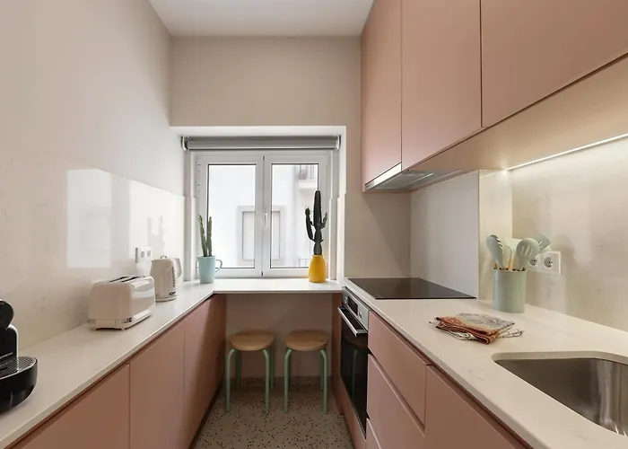 The Great Rose Retreat * Nazaré