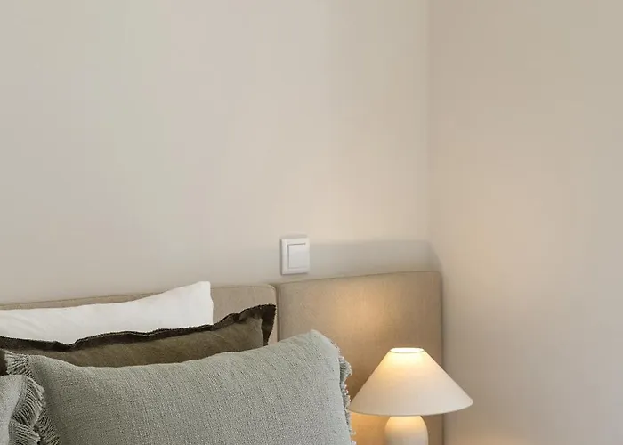 The Great Rose Retreat Nazaré